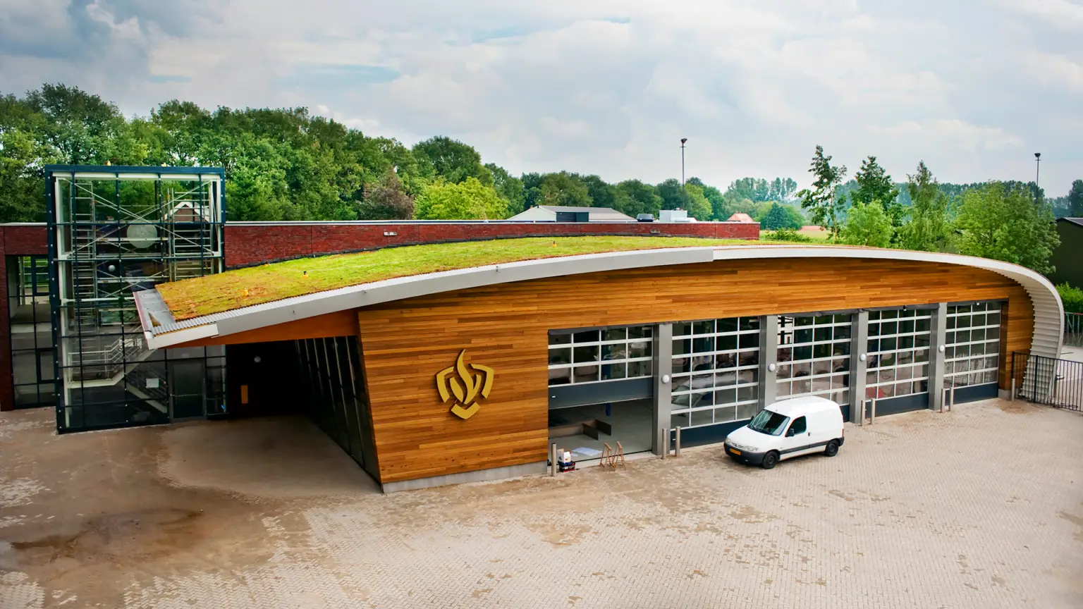 Brandweerkazerne st michielsgestel_extensief steil groendak_WEB (2)
