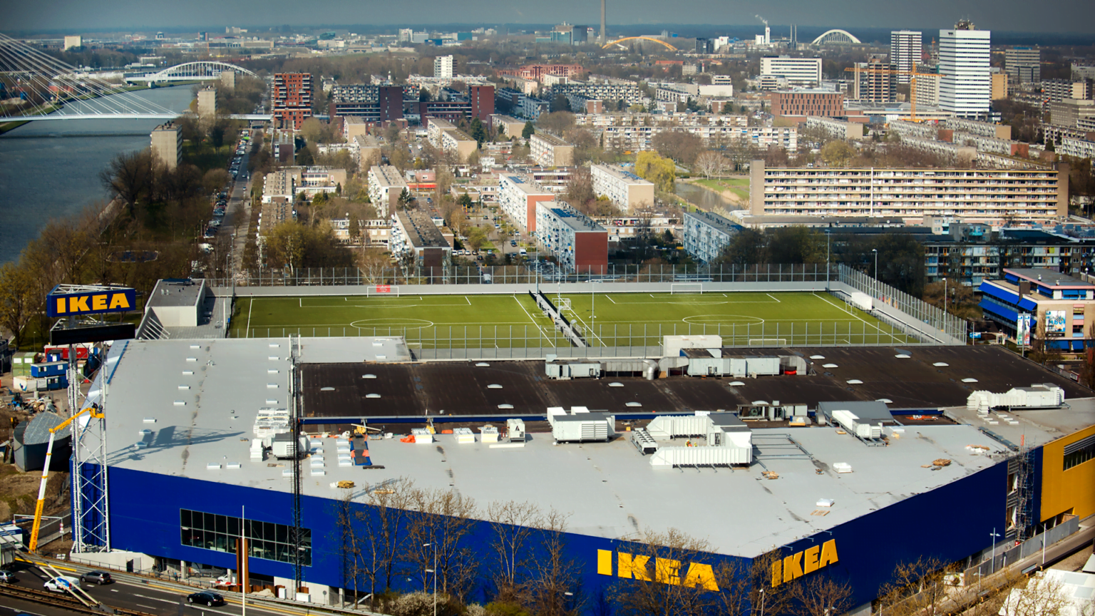 IKEA Utrecht_verkeersdak met kunstgras_WEB (2)